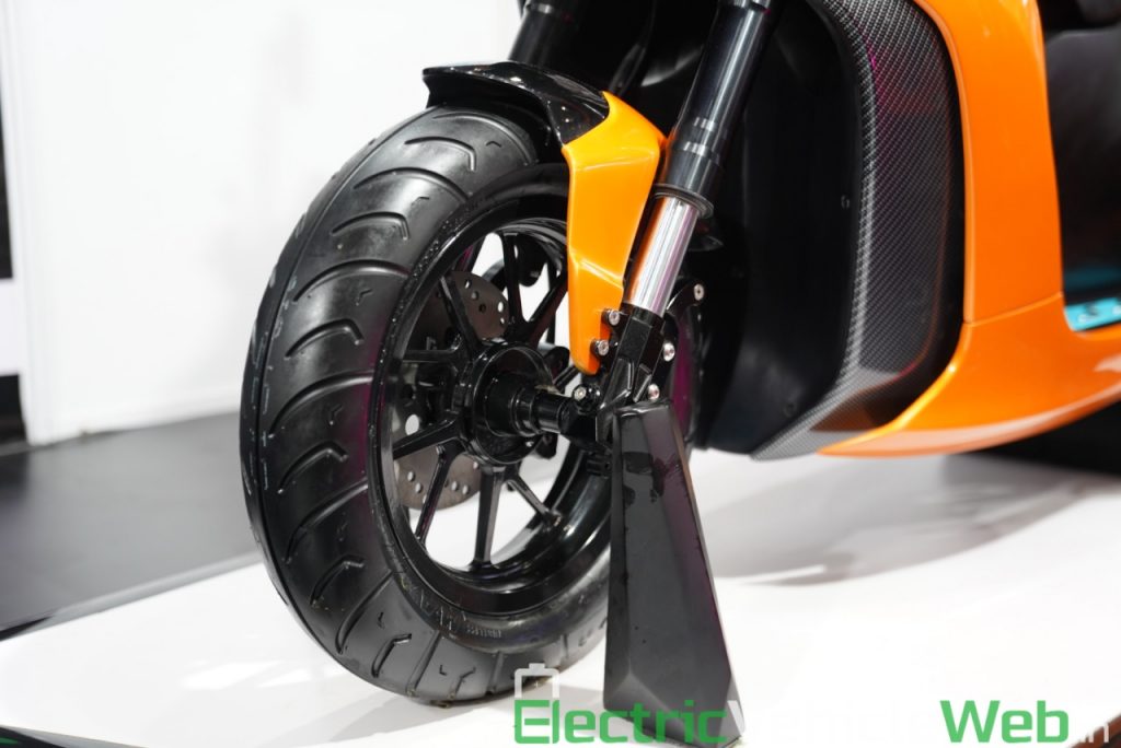 Everve Motors Electric Scooter front wheel - Auto Expo 2020 Live