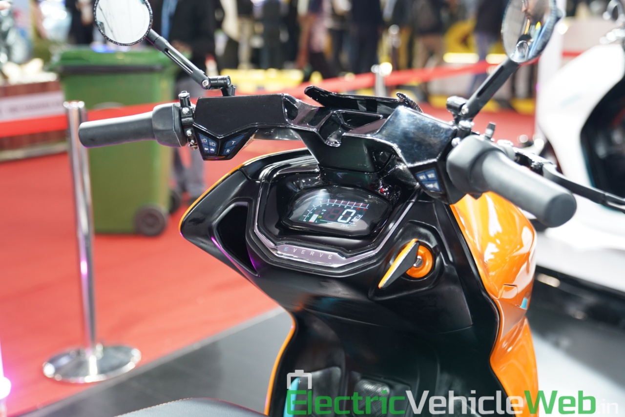 Everve Motors Electric Scooter handlebar - Auto Expo 2020 Live