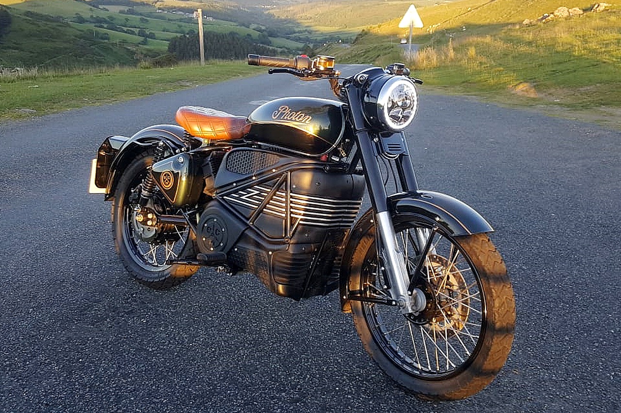 Royal Enfield Bullet Photon Electric front three quarter view 01