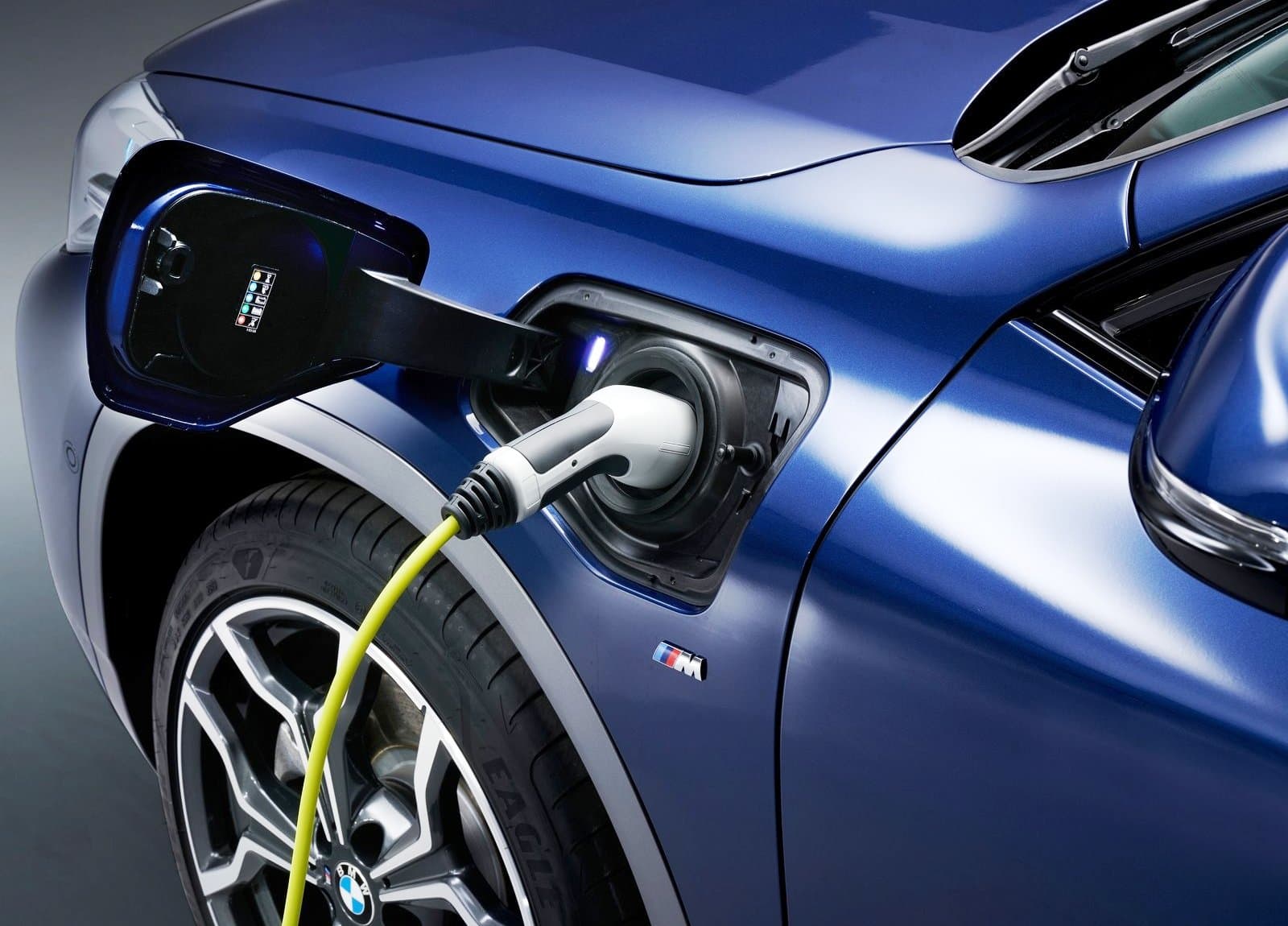 BMW X2 xDrive25e charging port (1)