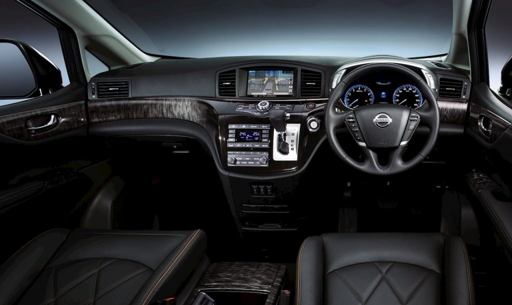 Nissan Elgrand E52 facelift interior dashboard