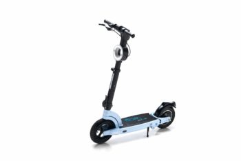 The 500 Iride electric scooter fits in your Fiat 500e’s trunk